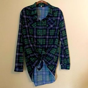 Woman’s Large Navy blue/ Green long plaid button up